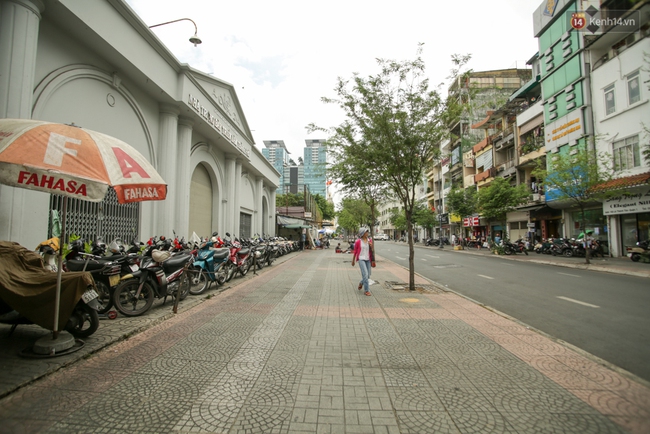 Đường phố rộng thênh thang cho người đi bộ ở Sài Gòn sau chiến dịch giành lại vỉa hè - Ảnh 8.