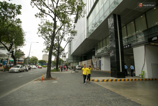 Đường phố rộng thênh thang cho người đi bộ ở Sài Gòn sau chiến dịch giành lại vỉa hè - Ảnh 4.
