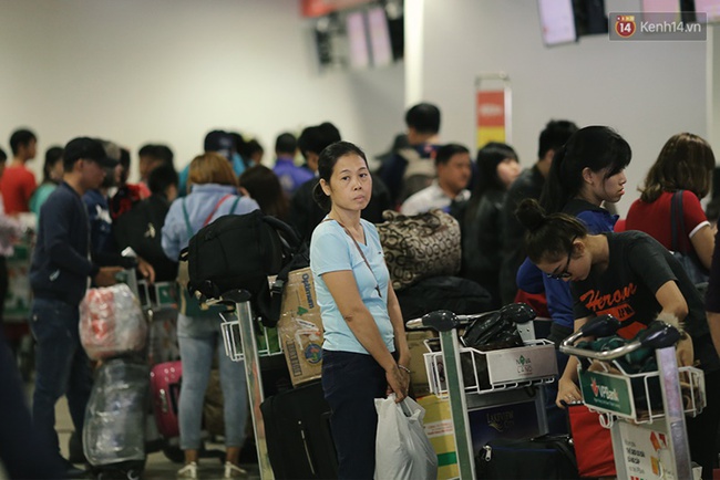 Chùm ảnh: Cận Tết, biển người vật vã hàng tiếng đồng hồ chờ check in ở sân bay Tân Sơn Nhất - Ảnh 13.