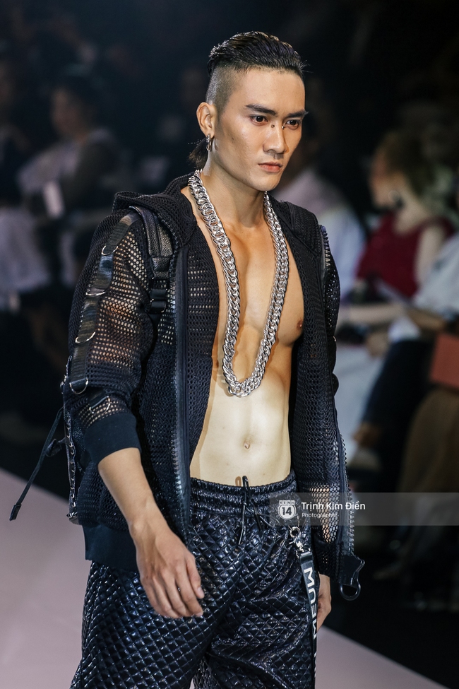 Noo Phước Thịnh catwalk - nhân tố bí ẩn của VIFW ngày 1 khiến cả khán phòng ố á - Ảnh 10. Noo Phước Thịnh catwalk - nhân tố bí ẩn của VIFW ngày 1 khiến cả khán phòng ố á - Ảnh 10.