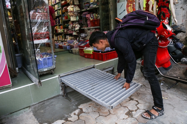 Cái khó ló cái khôn: Người Sài Gòn lắp bậc tam cấp di động như hộp tủ để không lấn chiếm vỉa hè - Ảnh 8.
