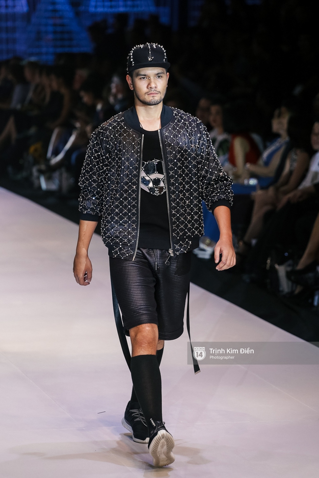 Noo Phước Thịnh catwalk - nhân tố bí ẩn của VIFW ngày 1 khiến cả khán phòng ố á - Ảnh 13. Noo Phước Thịnh catwalk - nhân tố bí ẩn của VIFW ngày 1 khiến cả khán phòng ố á - Ảnh 13.