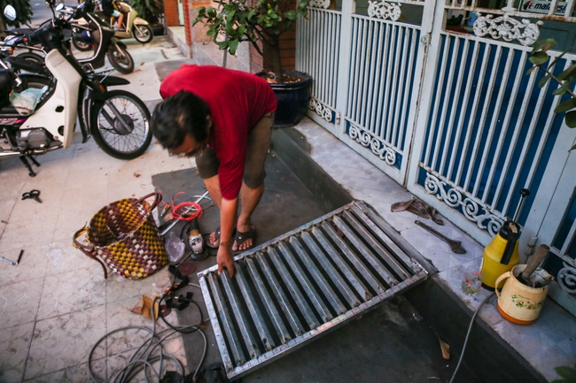 Cái khó ló cái khôn: Người Sài Gòn lắp bậc tam cấp di động như hộp tủ để không lấn chiếm vỉa hè - Ảnh 10.