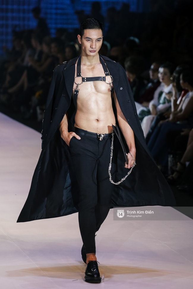 Noo Phước Thịnh catwalk - nhân tố bí ẩn của VIFW ngày 1 khiến cả khán phòng ố á - Ảnh 16. Noo Phước Thịnh catwalk - nhân tố bí ẩn của VIFW ngày 1 khiến cả khán phòng ố á - Ảnh 16.
