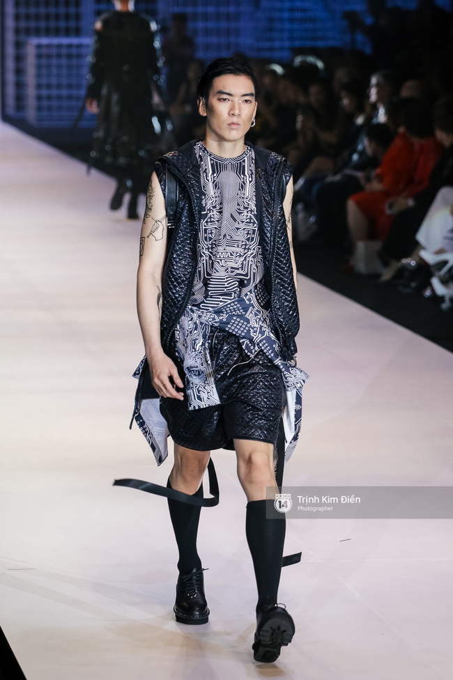 Noo Phước Thịnh catwalk - nhân tố bí ẩn của VIFW ngày 1 khiến cả khán phòng ố á - Ảnh 18. Noo Phước Thịnh catwalk - nhân tố bí ẩn của VIFW ngày 1 khiến cả khán phòng ố á - Ảnh 18.