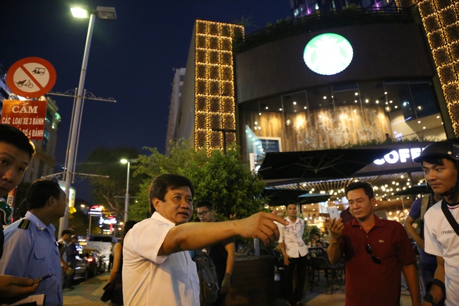 Quán café Starbucks ở ngã 6 Phù Đổng, Sài Gòn bị phá bỏ khu bồn hoa, bậc thềm vì lấn chiếm vỉa hè - Ảnh 2.