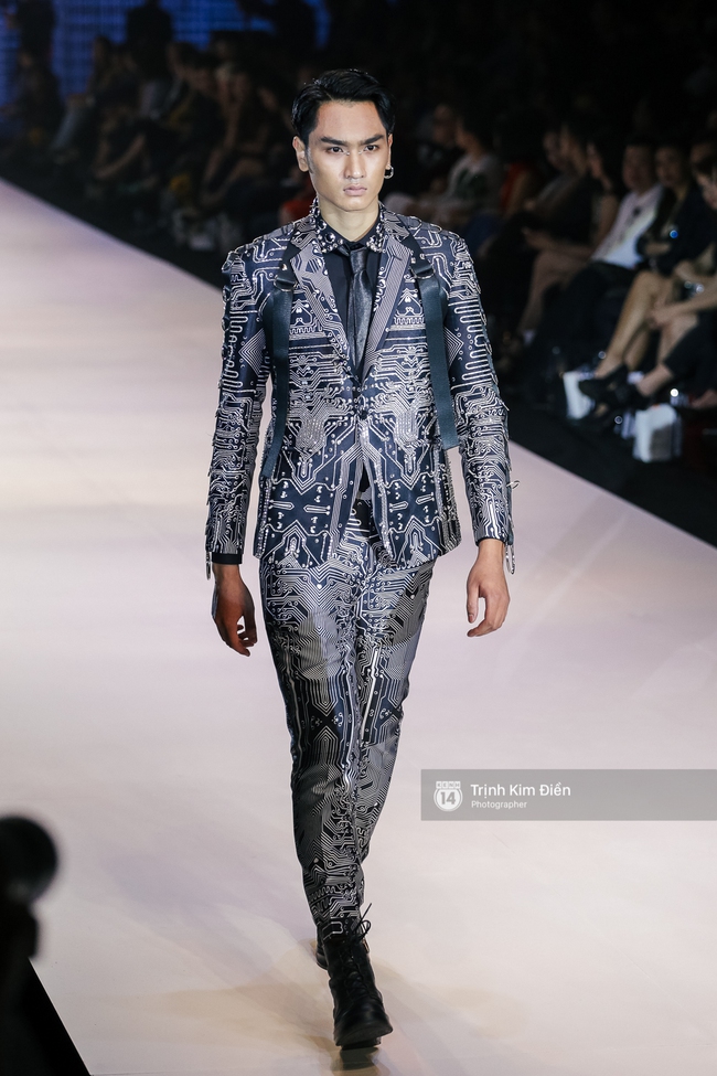 Noo Phước Thịnh catwalk - nhân tố bí ẩn của VIFW ngày 1 khiến cả khán phòng ố á - Ảnh 19. Noo Phước Thịnh catwalk - nhân tố bí ẩn của VIFW ngày 1 khiến cả khán phòng ố á - Ảnh 19.