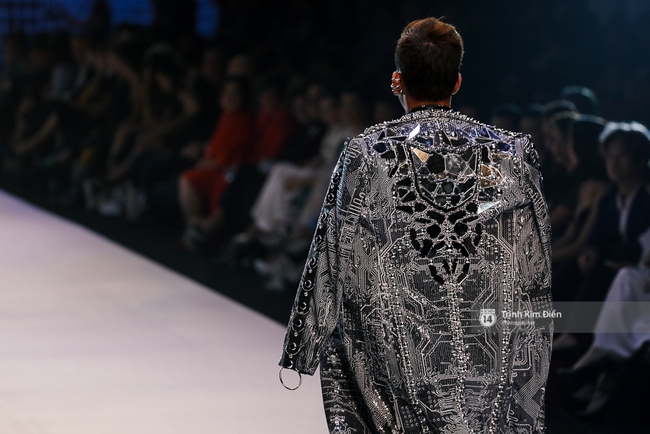 Noo Phước Thịnh catwalk - nhân tố bí ẩn của VIFW ngày 1 khiến cả khán phòng ố á - Ảnh 20. Noo Phước Thịnh catwalk - nhân tố bí ẩn của VIFW ngày 1 khiến cả khán phòng ố á - Ảnh 20.