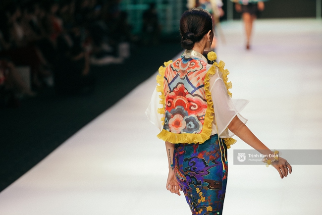 VIFW ngày 2: Hoa hậu Kỳ Duyên diễn xuất thần, mặt lạnh như băng trong show diễn NTK Thủy Nguyễn - Ảnh 8. VIFW ngày 2: Hoa hậu Kỳ Duyên diễn xuất thần, mặt lạnh như băng trong show diễn NTK Thủy Nguyễn - Ảnh 8.