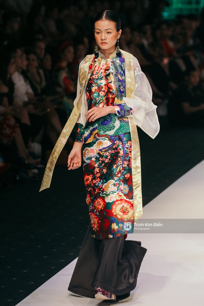 VIFW ngày 2: Hoa hậu Kỳ Duyên diễn xuất thần, mặt lạnh như băng trong show diễn NTK Thủy Nguyễn - Ảnh 9. VIFW ngày 2: Hoa hậu Kỳ Duyên diễn xuất thần, mặt lạnh như băng trong show diễn NTK Thủy Nguyễn - Ảnh 9.