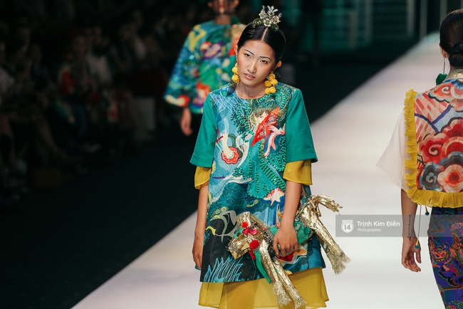 VIFW ngày 2: Hoa hậu Kỳ Duyên diễn xuất thần, mặt lạnh như băng trong show diễn NTK Thủy Nguyễn - Ảnh 11. VIFW ngày 2: Hoa hậu Kỳ Duyên diễn xuất thần, mặt lạnh như băng trong show diễn NTK Thủy Nguyễn - Ảnh 11.