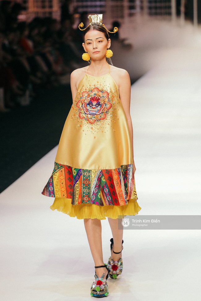 VIFW ngày 2: Hoa hậu Kỳ Duyên diễn xuất thần, mặt lạnh như băng trong show diễn NTK Thủy Nguyễn - Ảnh 12. VIFW ngày 2: Hoa hậu Kỳ Duyên diễn xuất thần, mặt lạnh như băng trong show diễn NTK Thủy Nguyễn - Ảnh 12.