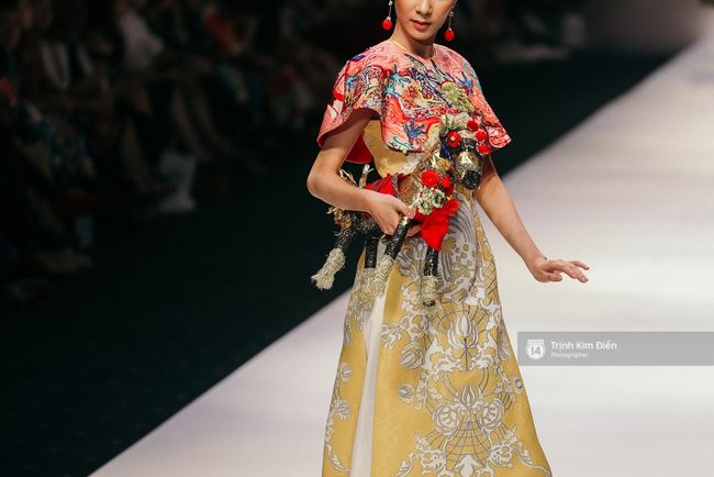 VIFW ngày 2: Hoa hậu Kỳ Duyên diễn xuất thần, mặt lạnh như băng trong show diễn NTK Thủy Nguyễn - Ảnh 13. VIFW ngày 2: Hoa hậu Kỳ Duyên diễn xuất thần, mặt lạnh như băng trong show diễn NTK Thủy Nguyễn - Ảnh 13.