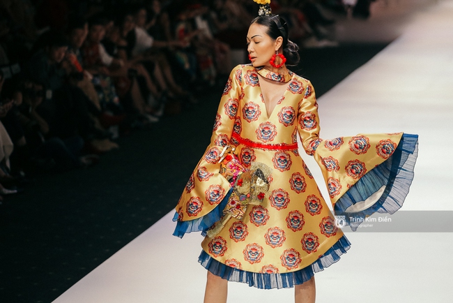 VIFW ngày 2: Hoa hậu Kỳ Duyên diễn xuất thần, mặt lạnh như băng trong show diễn NTK Thủy Nguyễn - Ảnh 14. VIFW ngày 2: Hoa hậu Kỳ Duyên diễn xuất thần, mặt lạnh như băng trong show diễn NTK Thủy Nguyễn - Ảnh 14.