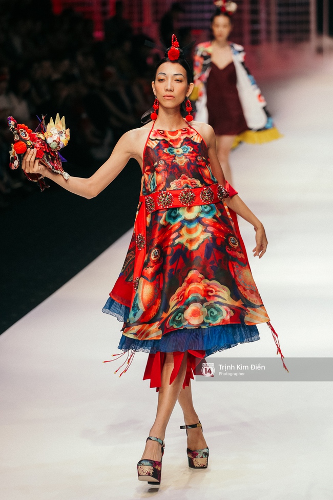 VIFW ngày 2: Hoa hậu Kỳ Duyên diễn xuất thần, mặt lạnh như băng trong show diễn NTK Thủy Nguyễn - Ảnh 15. VIFW ngày 2: Hoa hậu Kỳ Duyên diễn xuất thần, mặt lạnh như băng trong show diễn NTK Thủy Nguyễn - Ảnh 15.