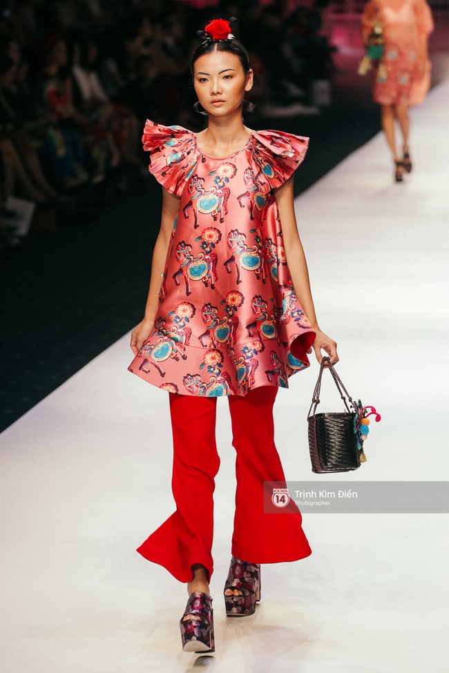 VIFW ngày 2: Hoa hậu Kỳ Duyên diễn xuất thần, mặt lạnh như băng trong show diễn NTK Thủy Nguyễn - Ảnh 16. VIFW ngày 2: Hoa hậu Kỳ Duyên diễn xuất thần, mặt lạnh như băng trong show diễn NTK Thủy Nguyễn - Ảnh 16.