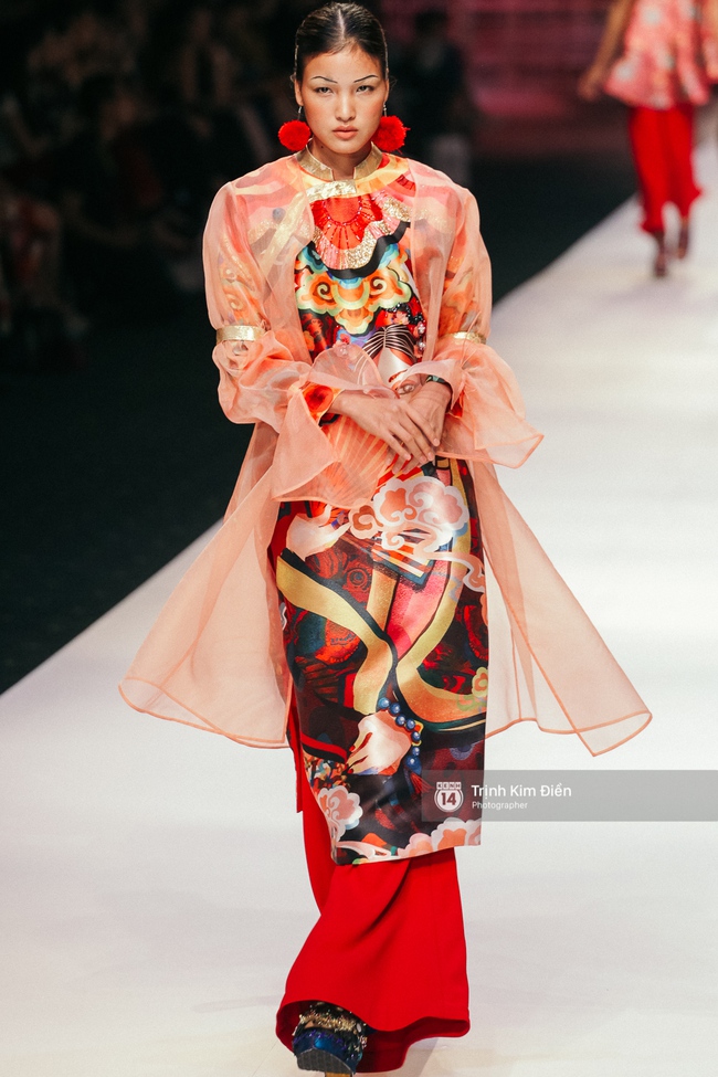 VIFW ngày 2: Hoa hậu Kỳ Duyên diễn xuất thần, mặt lạnh như băng trong show diễn NTK Thủy Nguyễn - Ảnh 17. VIFW ngày 2: Hoa hậu Kỳ Duyên diễn xuất thần, mặt lạnh như băng trong show diễn NTK Thủy Nguyễn - Ảnh 17.