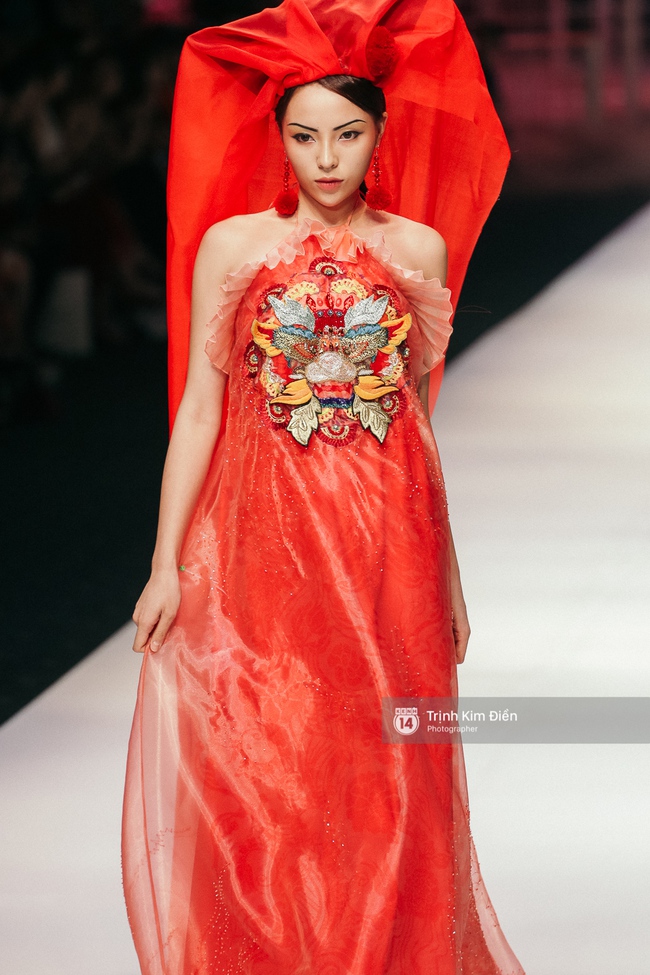 VIFW ngày 2: Hoa hậu Kỳ Duyên diễn xuất thần, mặt lạnh như băng trong show diễn NTK Thủy Nguyễn - Ảnh 3. VIFW ngày 2: Hoa hậu Kỳ Duyên diễn xuất thần, mặt lạnh như băng trong show diễn NTK Thủy Nguyễn - Ảnh 3.