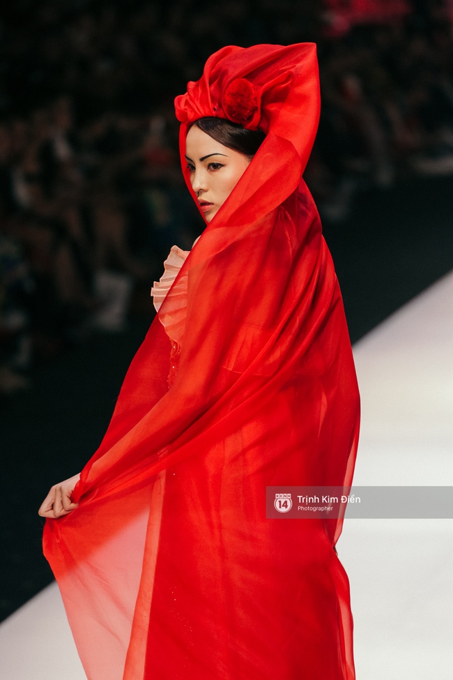 VIFW ngày 2: Hoa hậu Kỳ Duyên diễn xuất thần, mặt lạnh như băng trong show diễn NTK Thủy Nguyễn - Ảnh 4. VIFW ngày 2: Hoa hậu Kỳ Duyên diễn xuất thần, mặt lạnh như băng trong show diễn NTK Thủy Nguyễn - Ảnh 4.