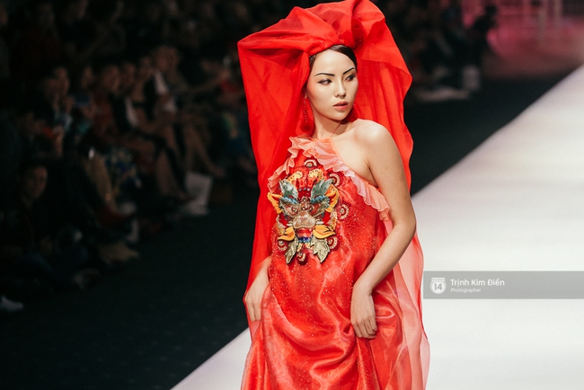 VIFW ngày 2: Hoa hậu Kỳ Duyên diễn xuất thần, mặt lạnh như băng trong show diễn NTK Thủy Nguyễn - Ảnh 5. VIFW ngày 2: Hoa hậu Kỳ Duyên diễn xuất thần, mặt lạnh như băng trong show diễn NTK Thủy Nguyễn - Ảnh 5.