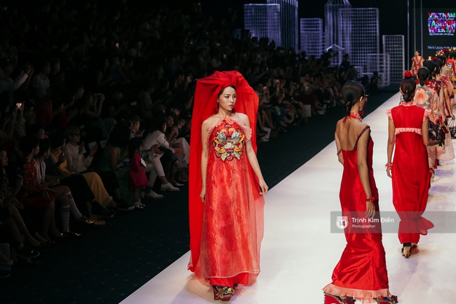 VIFW ngày 2: Hoa hậu Kỳ Duyên diễn xuất thần, mặt lạnh như băng trong show diễn NTK Thủy Nguyễn - Ảnh 6. VIFW ngày 2: Hoa hậu Kỳ Duyên diễn xuất thần, mặt lạnh như băng trong show diễn NTK Thủy Nguyễn - Ảnh 6.