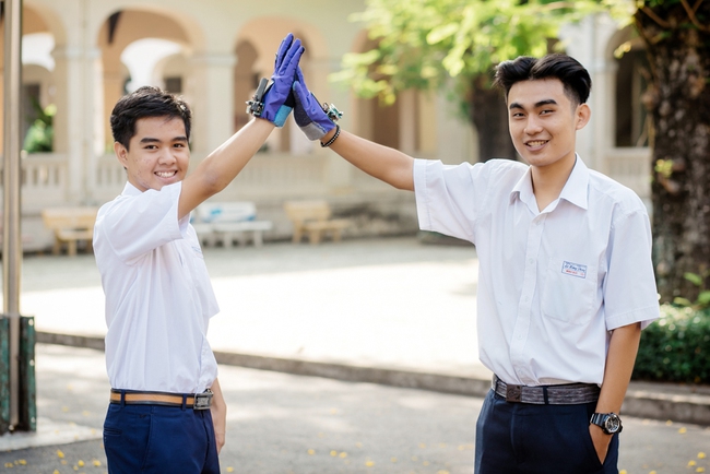 2 nam sinh 10X Sài Gòn chế tạo Găng tay chuyển ngữ giúp người câm điếc có thể nói chuyện bằng lời - Ảnh 7.