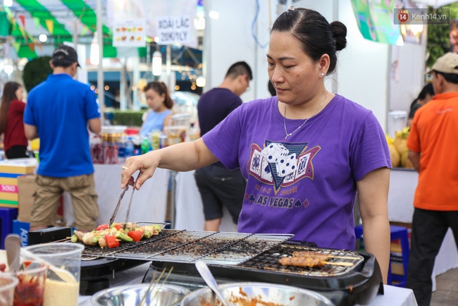 Trung tâm Sài Gòn chính thức khai trương khu phố bán hàng rong, khách đến nườm nượp - Ảnh 10.