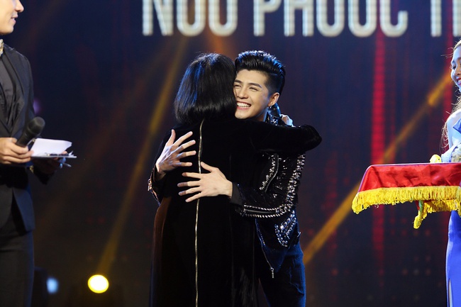 Noo Phước Thịnh vượt loạt tên tuổi lớn, nhận giải Ca sĩ của năm tại Cống hiến 2017 - Ảnh 2.