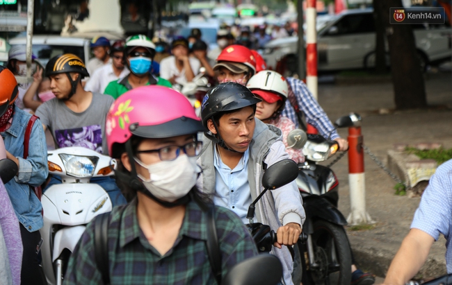Giao thông ở Sài Gòn rối như canh hẹ sau khi phân luồng thi công nhà ga trung tâm Bến Thành - Ảnh 14.