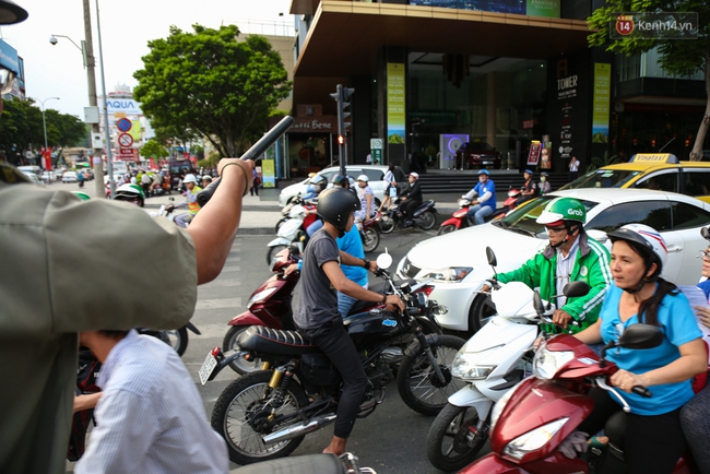 Giao thông ở Sài Gòn rối như canh hẹ sau khi phân luồng thi công nhà ga trung tâm Bến Thành - Ảnh 10.