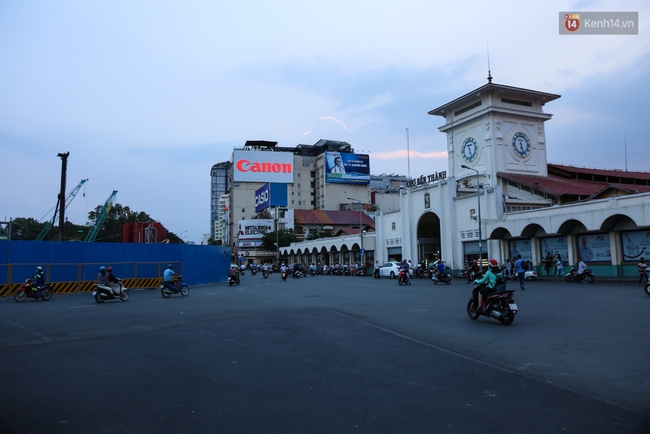Giao thông ở Sài Gòn rối như canh hẹ sau khi phân luồng thi công nhà ga trung tâm Bến Thành - Ảnh 2.