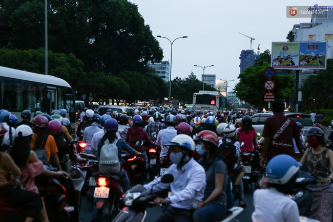 Giao thông ở Sài Gòn rối như canh hẹ sau khi phân luồng thi công nhà ga trung tâm Bến Thành - Ảnh 17.