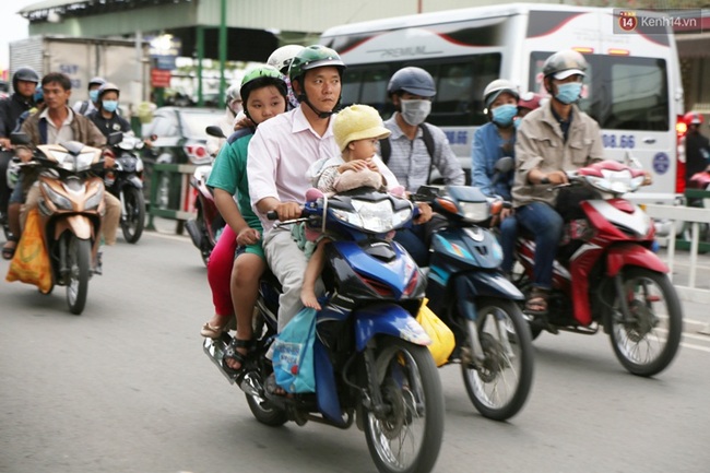 Kết thúc 4 ngày nghỉ lễ, người dân lỉnh kỉnh đồ đạc quay lại Hà Nội và Sài Gòn - Ảnh 21.
