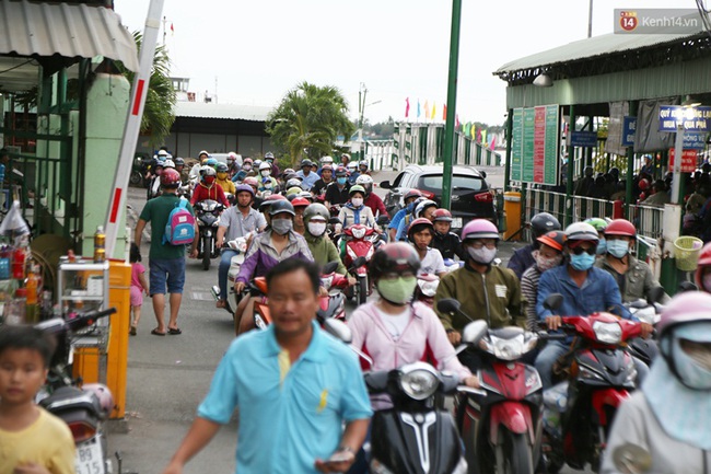 Kết thúc 4 ngày nghỉ lễ, người dân lỉnh kỉnh đồ đạc quay lại Hà Nội và Sài Gòn - Ảnh 22.