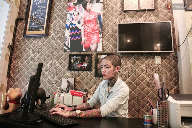 Cô gái cạo trọc và xăm kín đầu vì muốn lập kỉ lục người phụ nữ có nhiều hình xăm nhất Việt Nam - Ảnh 3.