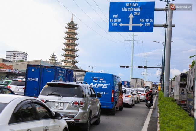 Kẹt xe kéo dài hơn 2km trên đại lộ Phạm Văn Đồng sau cơn mưa lớn ở Sài Gòn - Ảnh 3. Kẹt xe kéo dài hơn 2km trên đại lộ Phạm Văn Đồng sau cơn mưa lớn ở Sài Gòn - Ảnh 3.