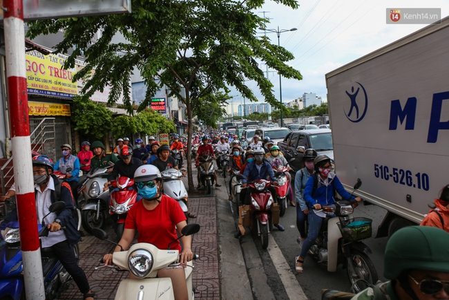 Kẹt xe kéo dài hơn 2km trên đại lộ Phạm Văn Đồng sau cơn mưa lớn ở Sài Gòn - Ảnh 5.