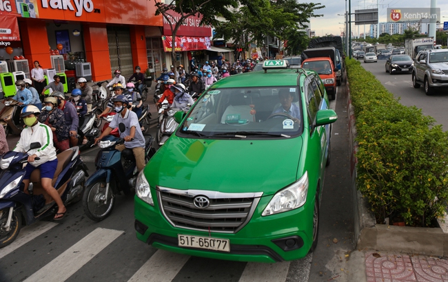 Kẹt xe kéo dài hơn 2km trên đại lộ Phạm Văn Đồng sau cơn mưa lớn ở Sài Gòn - Ảnh 11. Kẹt xe kéo dài hơn 2km trên đại lộ Phạm Văn Đồng sau cơn mưa lớn ở Sài Gòn - Ảnh 11.