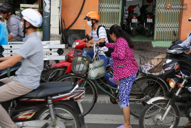 Kẹt xe kéo dài hơn 2km trên đại lộ Phạm Văn Đồng sau cơn mưa lớn ở Sài Gòn - Ảnh 12. Kẹt xe kéo dài hơn 2km trên đại lộ Phạm Văn Đồng sau cơn mưa lớn ở Sài Gòn - Ảnh 12.