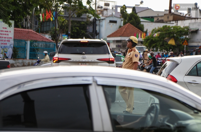 Kẹt xe kéo dài hơn 2km trên đại lộ Phạm Văn Đồng sau cơn mưa lớn ở Sài Gòn - Ảnh 15. Kẹt xe kéo dài hơn 2km trên đại lộ Phạm Văn Đồng sau cơn mưa lớn ở Sài Gòn - Ảnh 15.