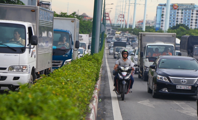 Kẹt xe kéo dài hơn 2km trên đại lộ Phạm Văn Đồng sau cơn mưa lớn ở Sài Gòn - Ảnh 7. Kẹt xe kéo dài hơn 2km trên đại lộ Phạm Văn Đồng sau cơn mưa lớn ở Sài Gòn - Ảnh 7.