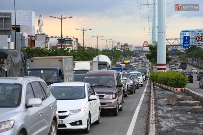 Kẹt xe kéo dài hơn 2km trên đại lộ Phạm Văn Đồng sau cơn mưa lớn ở Sài Gòn - Ảnh 2.