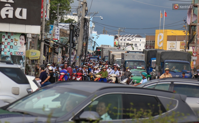 Kẹt xe kéo dài hơn 2km trên đại lộ Phạm Văn Đồng sau cơn mưa lớn ở Sài Gòn - Ảnh 14. Kẹt xe kéo dài hơn 2km trên đại lộ Phạm Văn Đồng sau cơn mưa lớn ở Sài Gòn - Ảnh 14.