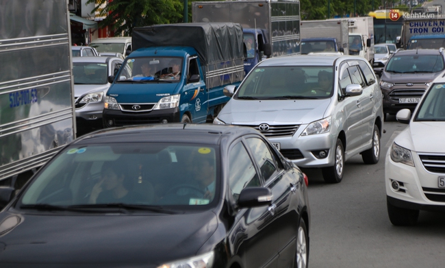 Kẹt xe kéo dài hơn 2km trên đại lộ Phạm Văn Đồng sau cơn mưa lớn ở Sài Gòn - Ảnh 16. Kẹt xe kéo dài hơn 2km trên đại lộ Phạm Văn Đồng sau cơn mưa lớn ở Sài Gòn - Ảnh 16.