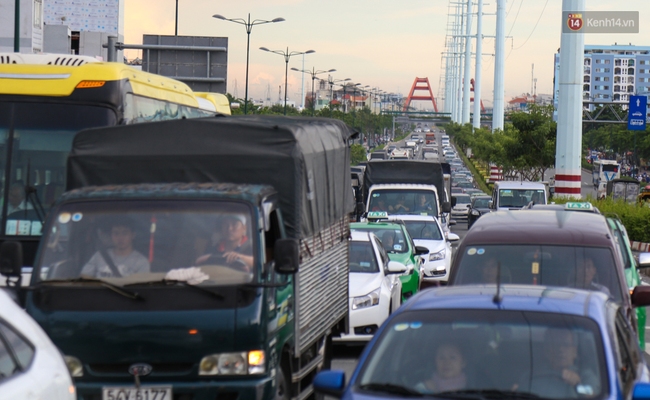Kẹt xe kéo dài hơn 2km trên đại lộ Phạm Văn Đồng sau cơn mưa lớn ở Sài Gòn - Ảnh 17.