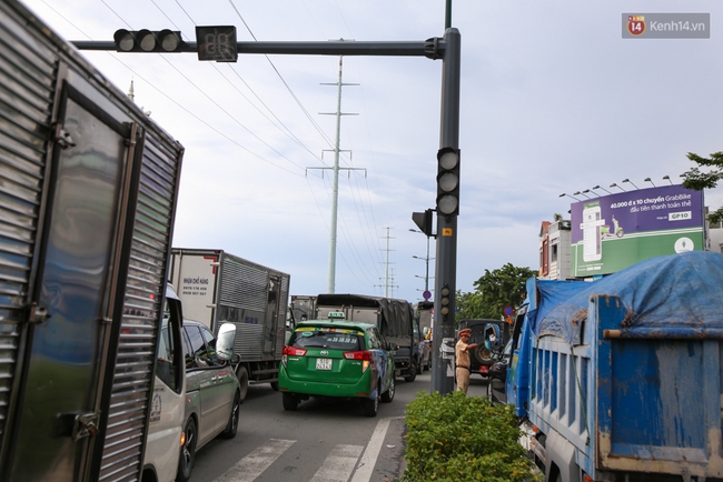 Kẹt xe kéo dài hơn 2km trên đại lộ Phạm Văn Đồng sau cơn mưa lớn ở Sài Gòn - Ảnh 4. Kẹt xe kéo dài hơn 2km trên đại lộ Phạm Văn Đồng sau cơn mưa lớn ở Sài Gòn - Ảnh 4.