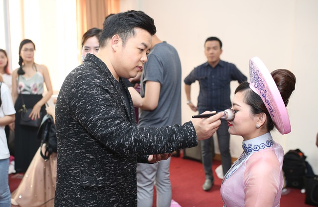 Đàm Vĩnh Hưng - Lệ Quyên make up, khâu váy cho học trò trước giờ ghi hình Thần tượng Bolero - Ảnh 8.