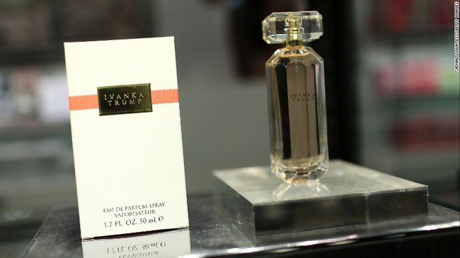 Thương hiệu thời trang bị vùi dập nhưng nước hoa của con gái ông Trump lại là hàng best seller - Ảnh 2. Thương hiệu thời trang bị vùi dập nhưng nước hoa của con gái ông Trump lại là hàng best seller - Ảnh 2.