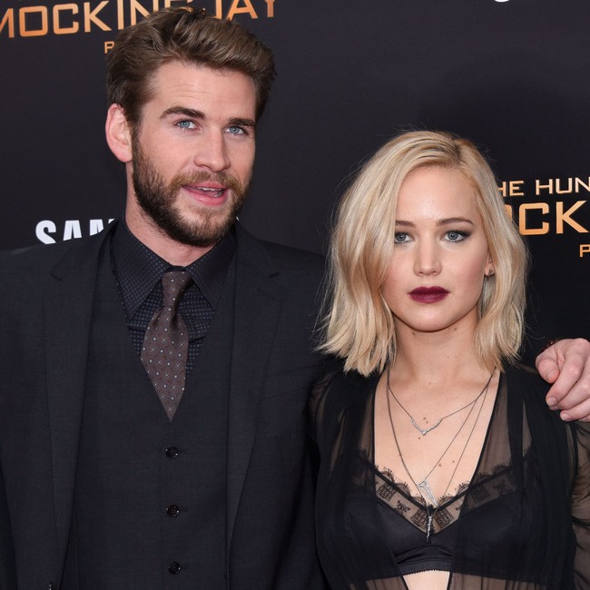 jennifer-lawrence-liam-hemsworth-kiss-14