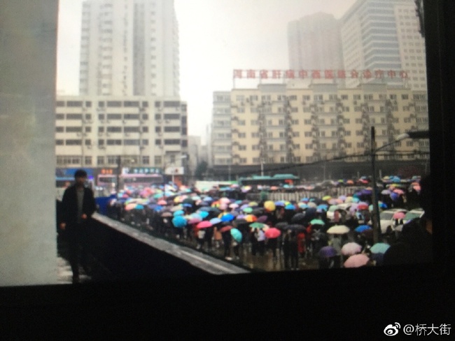 Hàng ngàn fan chầu chực dưới mưa, gây tắc nghẽn giao thông và trung tâm phải đóng cửa chỉ vì sự xuất hiện của Dương Mịch - Ảnh 1.